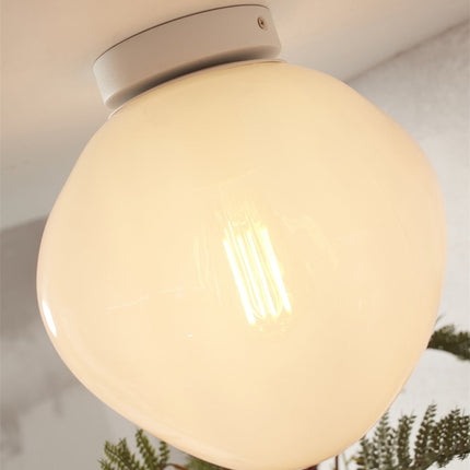 Détail de la platine métallique blanche fixant le plafonnier Helsinki au plafond
