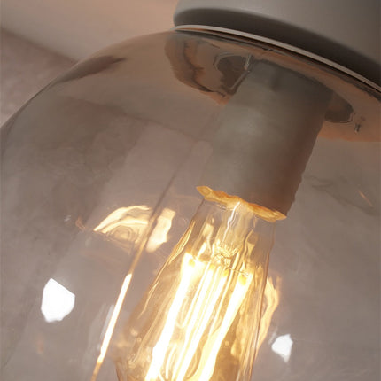 Culot E27 et platine du plafonnier Helsinki gris clair vus de près