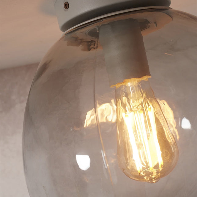 Détail de la fixation métallique et de l'ampoule du plafonnier Helsinki