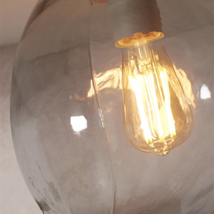 Zoom sur la texture irrégulière du verre gris clair du plafonnier Helsinki