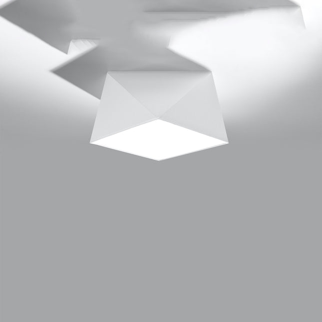 Plafonnier géométrique Hexa blanc à facettes monté au plafond, panneau carré diffusant la lumière vers le bas