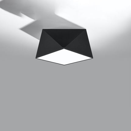 Plafonnier géométrique Hexa noir à facettes monté au plafond, panneau carré diffusant la lumière vers le bas