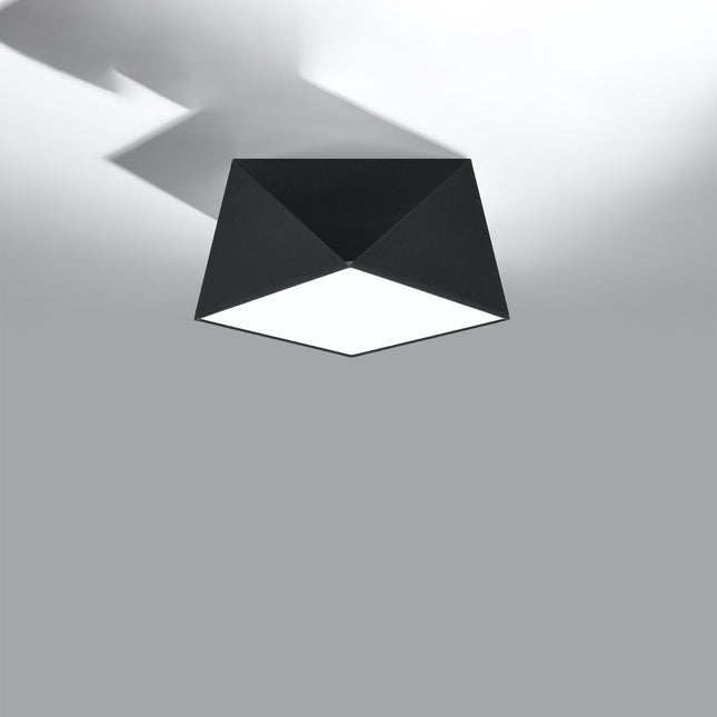 Plafonnier géométrique Hexa noir à facettes monté au plafond, panneau carré diffusant la lumière vers le bas