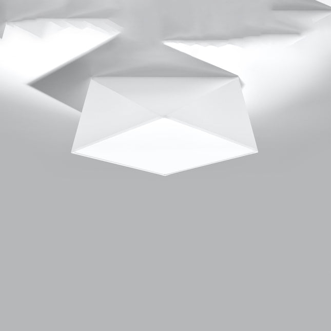 Plafonnier géométrique Hexa blanc à facettes monté au plafond, panneau carré diffusant la lumière vers le bas