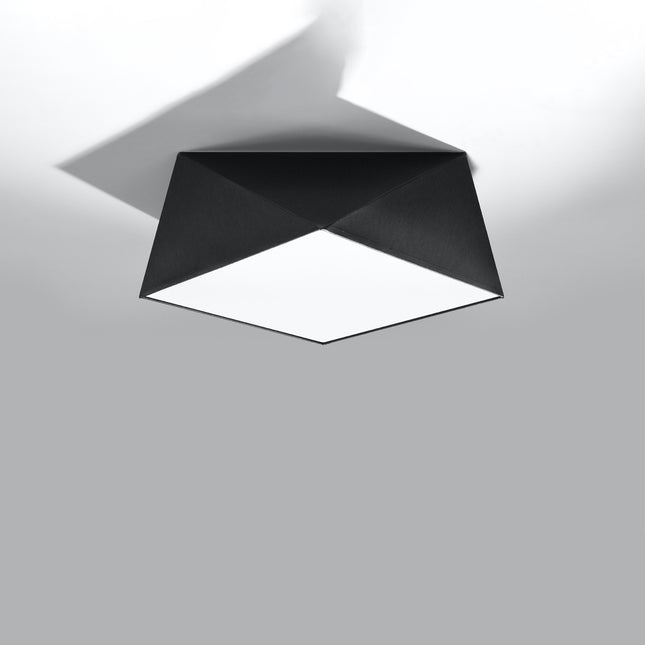 Plafonnier géométrique Hexa noir à facettes monté au plafond, panneau carré diffusant la lumière vers le bas