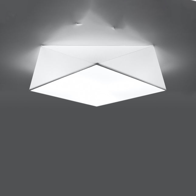 Plafonnier géométrique Hexa blanc allumé au plafond, lumière douce diffusée par le grand panneau carré