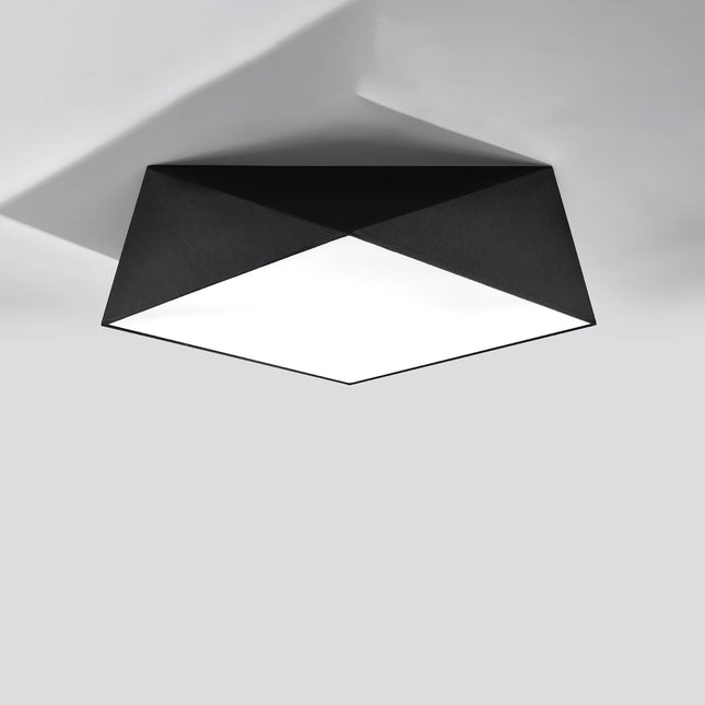 Plafonnier géométrique Hexa noir à facettes monté au plafond, large panneau carré diffusant vers le bas