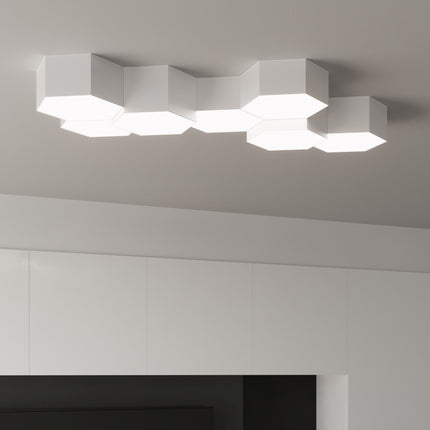 Plafonniers Hexagonal Pure assemblés au plafond au-dessus d'une porte, lumière diffuse et chaleureuse.