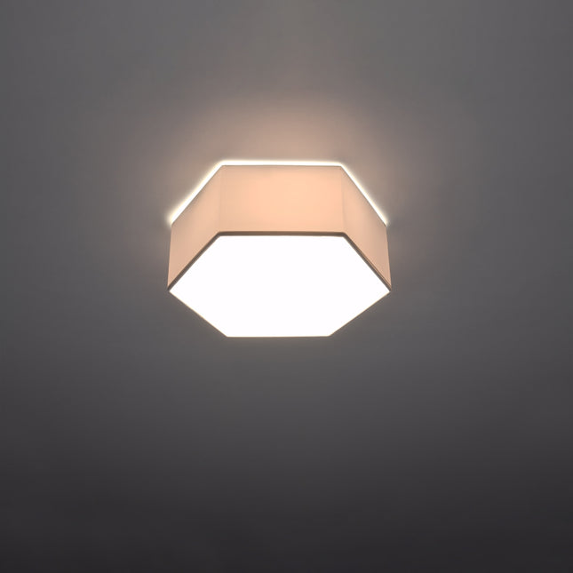 Plusieurs plafonniers Hexagonal Pure assemblés en nid d'abeille, présentation sur fond blanc studio.