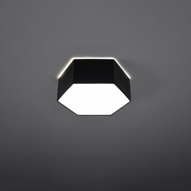 Plusieurs plafonniers Hexagonal Pure noirs assemblés en nid d'abeille, présentation sur fond blanc studio.