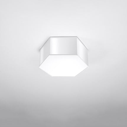 Plafonnier Hexagonal Pure 13 blanc allumé, lumière chaude diffusée par le hublot blanc.