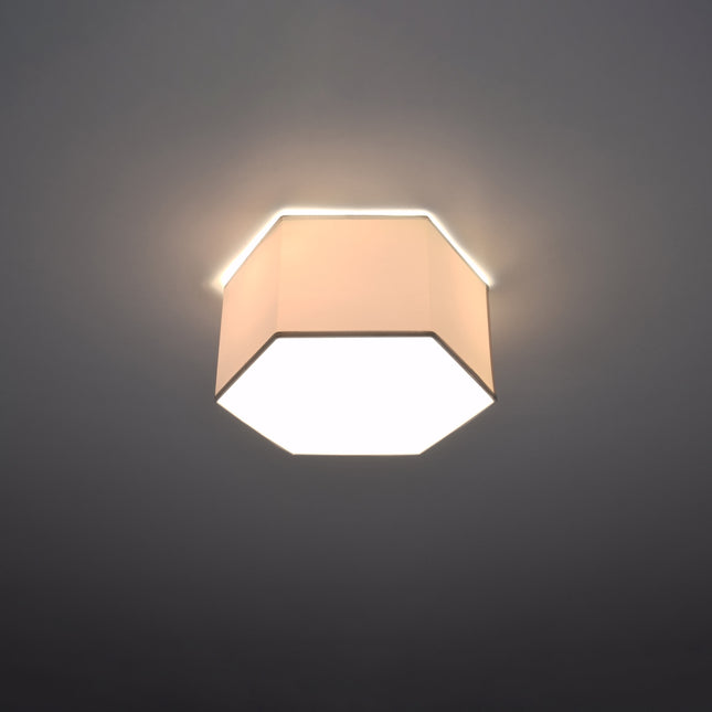 Plusieurs plafonniers Hexagonal Pure assemblés en nid d'abeille, présentation sur fond blanc studio.