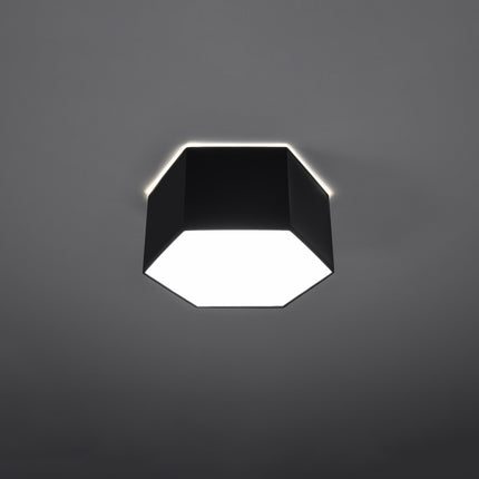 Plusieurs plafonniers Hexagonal Pure noirs assemblés en nid d'abeille, présentation sur fond blanc studio.