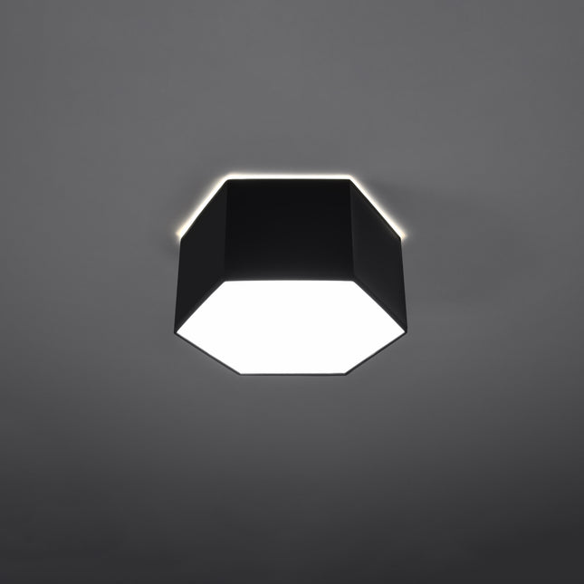 Plusieurs plafonniers Hexagonal Pure noirs assemblés en nid d'abeille, présentation sur fond blanc studio.