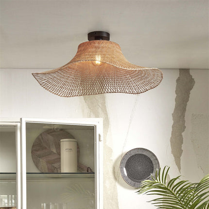 Plafonnier Ibiza Wavy allumé au-dessus d'un meuble de cuisine, lumière douce filtrée par le tressage en bambou