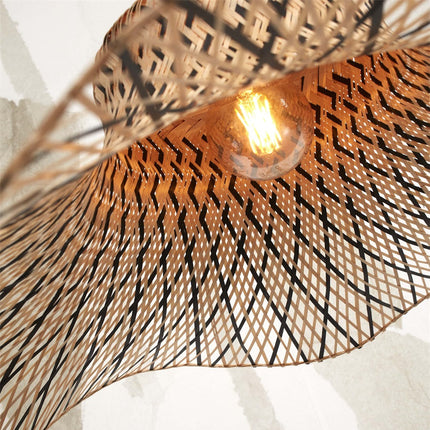 Vue intérieure du plafonnier Ibiza Wavy avec ampoule allumée diffusant sa lumière à travers le bambou tressé