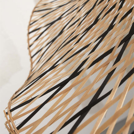 Gros plan sur le motif en losanges du tressage bambou noir et naturel du plafonnier Ibiza Wavy