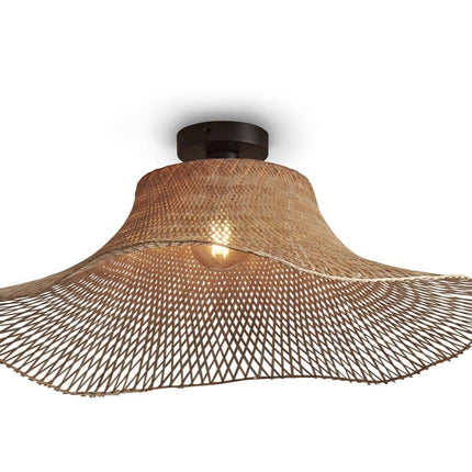 Plafonnier Ibiza Wavy en bambou naturel tressé, abat-jour ondulé de 65 cm sur fond blanc, vue d'ensemble