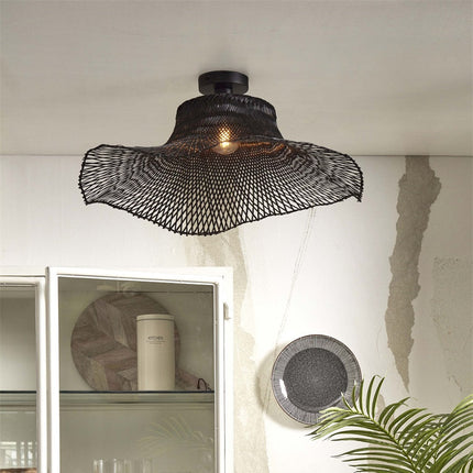 Plafonnier ondulé en bambou noir installé au plafond près d'un meuble vitré, style japandi