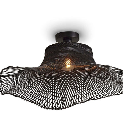 Plafonnier Ibiza Wavy en bambou tressé noir, abat-jour ondulé, vu de face sur fond blanc
