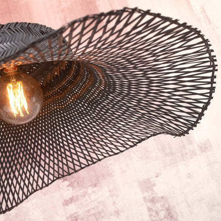 Vue de dessous du plafonnier bambou noir montrant l'ampoule et le tressage en losanges