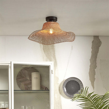 Plafonnier Ibiza Wavy en bambou tressé naturel installé au plafond d'un salon lumineux