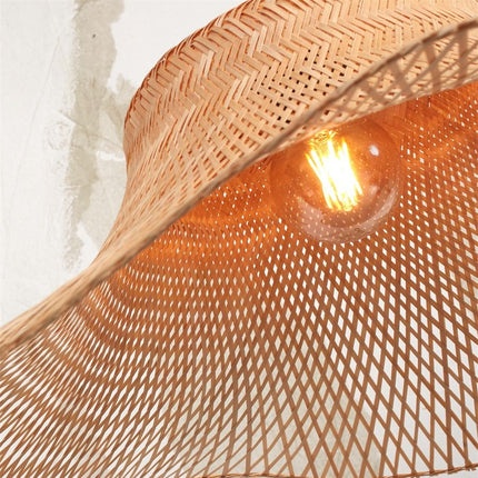 Ampoule E27 filament visible sous le tressage en bambou du plafonnier Ibiza Wavy, jeux de lumière