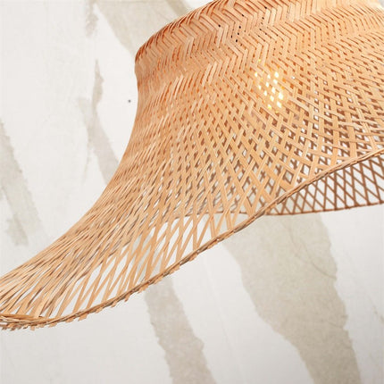 Détail de la silhouette ondulée de l'abat-jour en bambou tressé du plafonnier Ibiza Wavy