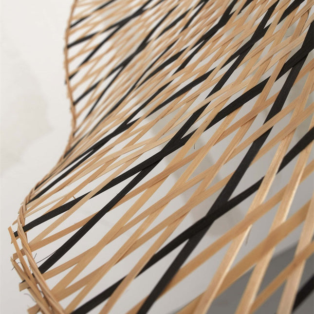Gros plan sur le tressage bicolore en bambou naturel et noir du plafonnier Ibiza Wavy