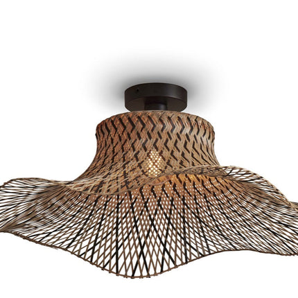Vue d'ensemble du plafonnier Ibiza Wavy en bambou tressé naturel et noir sur fond blanc