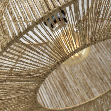 Vue rapprochée du tressage en jute et de l'ampoule E27 au coeur du plafonnier Iguazu