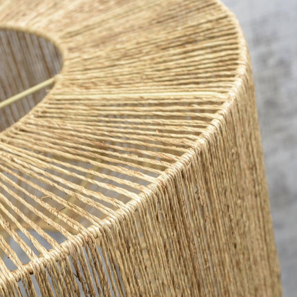 Gros plan sur les fibres de jute tressées formant le tour du plafonnier Iguazu