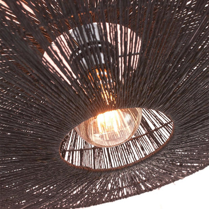 Vue de dessous du tressage en jute noir du plafonnier Iguazu laissant filtrer la lumière de l'ampoule