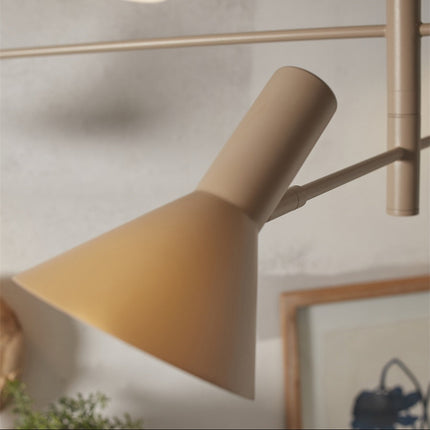 Gros plan sur un spot conique orientable du plafonnier Izmir sable