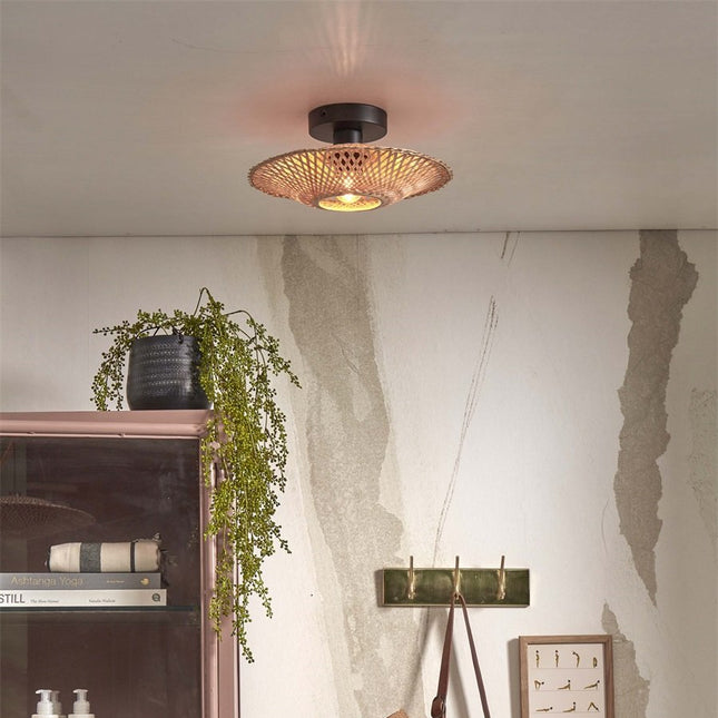Plafonnier Kalimantan en bambou tressé naturel installé au plafond d'une chambre lumineuse