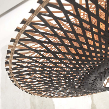 Plafonnier Kalimantan en bambou tressé allumé diffusant une lumière chaleureuse