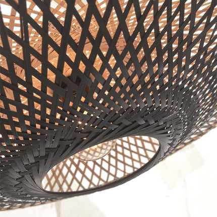 Intérieur de la vasque en bambou tressé du plafonnier Kalimantan avec ampoule visible
