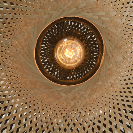 Vue de dessous du plafonnier Kalimantan montrant le tressage concentrique en bambou et l'ampoule allumée