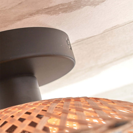 Détail de la fixation en métal noir mat du plafonnier Kalimantan, plaquée directement contre le plafond