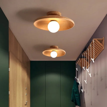 Plafonnier en bois nordique diffusant une lumière douce dans une chambre