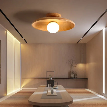 Plafonnier LED en bois nordique éclairant une cuisine conviviale