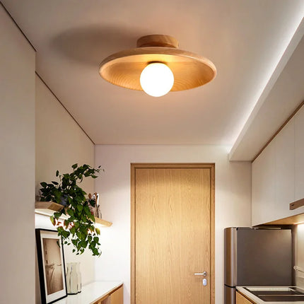 Plafonnier en bois nordique fixé au plafond d'un salon scandinave