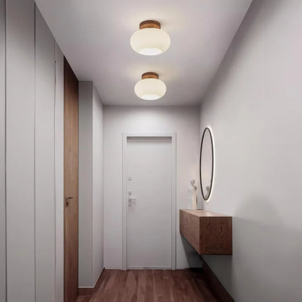 Plafonnier rond en bois au-dessus d'une salle à manger