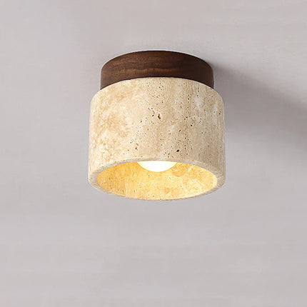 Plafonnier LED en travertin allumé diffusant une lumière chaude
