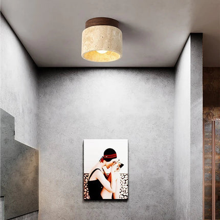 Plafonnier LED en travertin installé dans une salle de bain