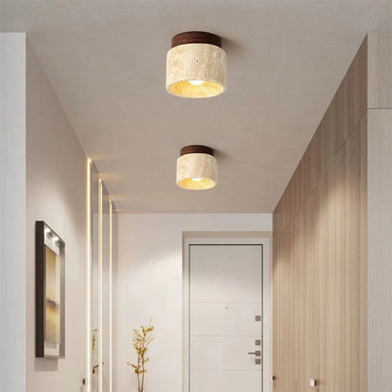 Plafonnier LED en travertin dans un salon contemporain