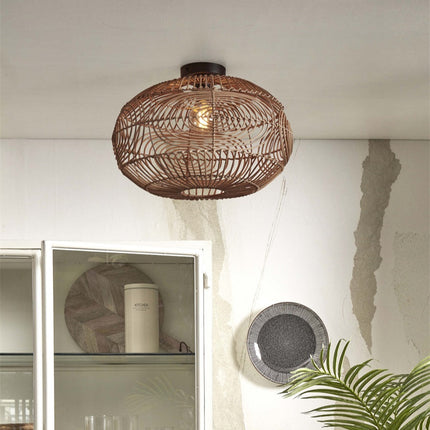 Plafonnier Madeira en rotin naturel suspendu au plafond d'un intérieur blanc et lumineux, style bohème