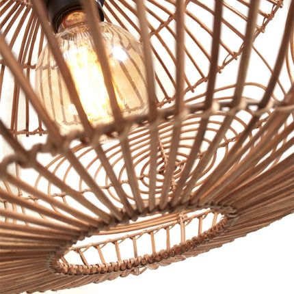 Vue rapprochée de l'intérieur du plafonnier Madeira laissant apparaître l'ampoule E27 entre les fibres de rotin