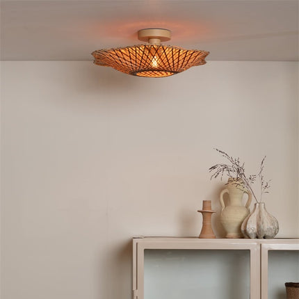 Plafonnier Madura en bambou tressé naturel et brun installé au plafond d'un salon lumineux