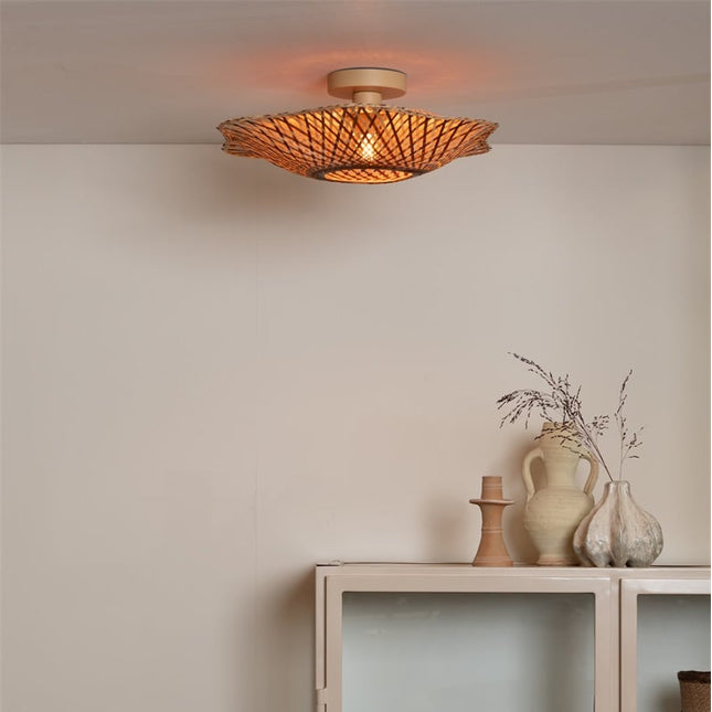 Plafonnier Madura en bambou tressé naturel et brun installé au plafond d'un salon lumineux